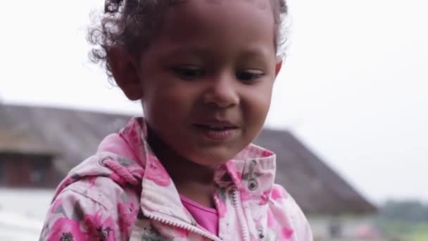 Πορτρέτο Του Χαρούμενου Μικρού Κοριτσιού Της Αφρικής Κοιτάζοντας Γύρω Στην — Αρχείο Βίντεο