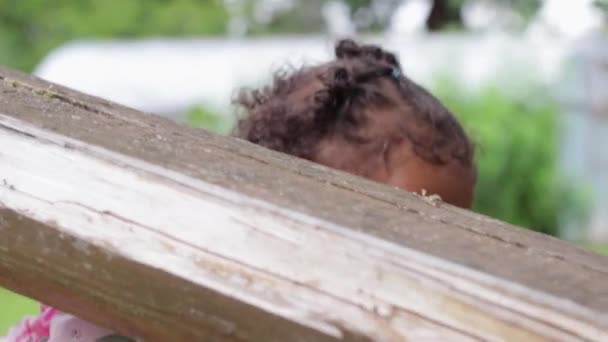 Nettes Schwarzes Mädchen Spielt Verstecken Mit Der Kamera — Stockvideo