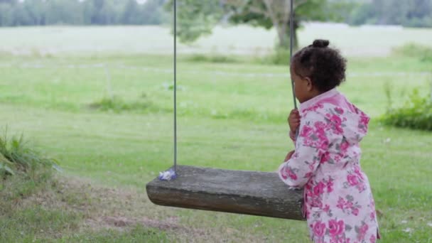 Roztomilé Malé Africké Dívka Růžové Pláštěnky Chce Hrát Houpačce Parku — Stock video