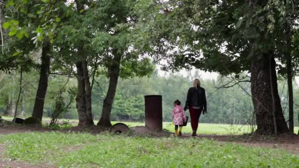 Erinnerungen Auf Dem Hof Mit Mutter Und Tochter — Stockvideo