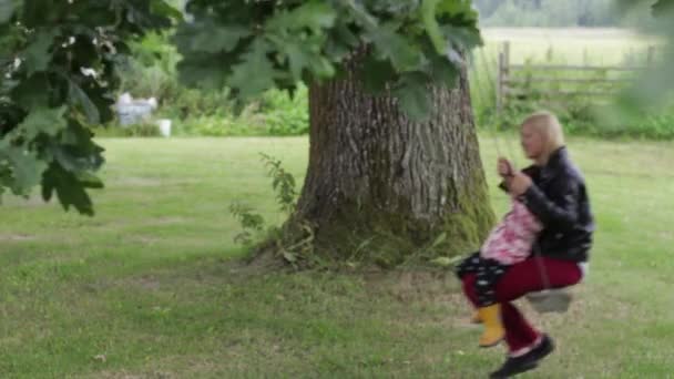 Πλευρά Άποψη Του Χαρούμενα Biracial Οικογένεια Παίζει Στο Swing Στον — Αρχείο Βίντεο