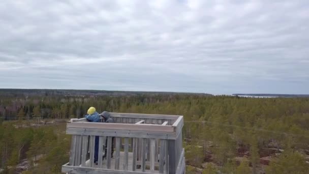 Chicos Una Torre Madera Con Vistas Mundo Aérea — Vídeo de stock