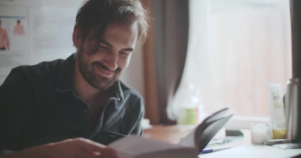 Чоловік Читає Один Вікном Посміхаючись Посміхаючись — стокове відео
