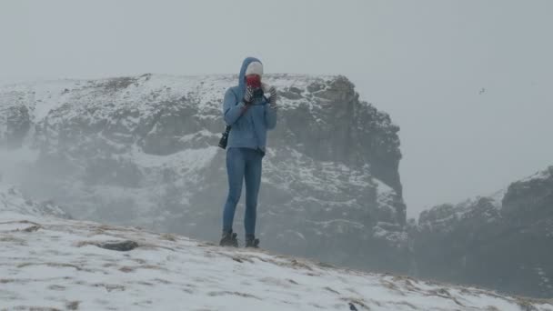 Mujer Tomando Fotos Dramático Paisaje Invernal Las Islas Feroe — Vídeos de Stock