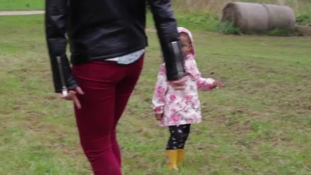 Παιχνιδιάρικο Χαριτωμένο Μαύρο Κορίτσι Τρέχει Γύρω Μαμά — Αρχείο Βίντεο