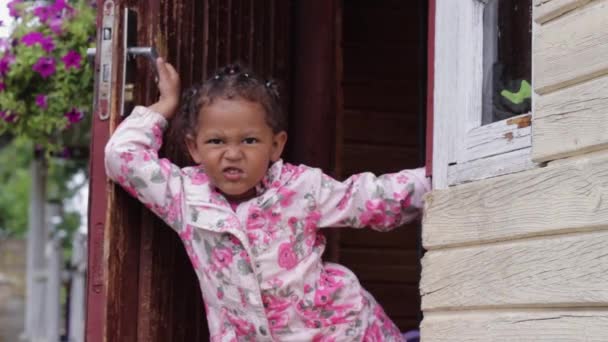 Problemático Ruidoso Pequeño Niño Negro Esperando Que Mamá Vuelva Casa — Vídeo de stock