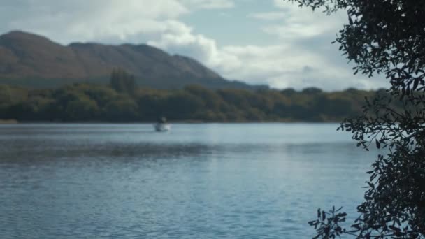 湖のボートの風景山の荒野から遠くの漁師釣り — ストック動画