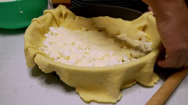 Mujer Establece Pastel Queso Sartén Del Horno Formando Masa Cerca — Vídeo de stock