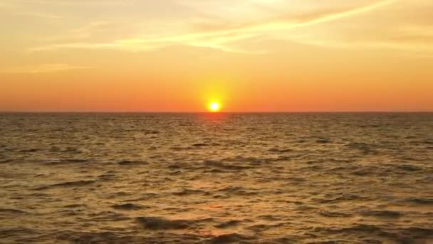 波と海で日没や日の出と空中撮影 海の上に赤い熱帯の夕日の美しい航空機のドローン画像 カリータ マナブ エクアドル — ストック動画