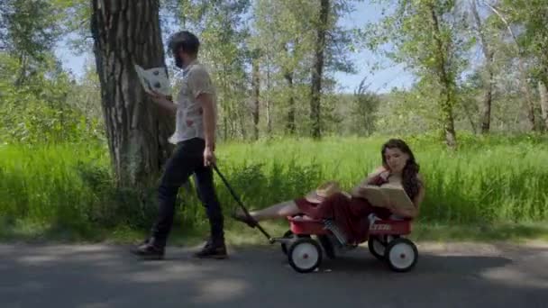 Bela Menina Cabelos Castanhos Lendo Livro Como Ela Está Sendo — Vídeo de Stock