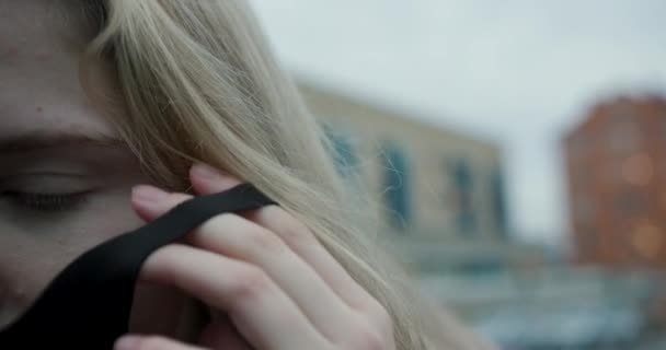 Blonde Junge Frau Setzt Schwarze Gesichtsmaske Auf Nahaufnahme Zeitlupe — Stockvideo