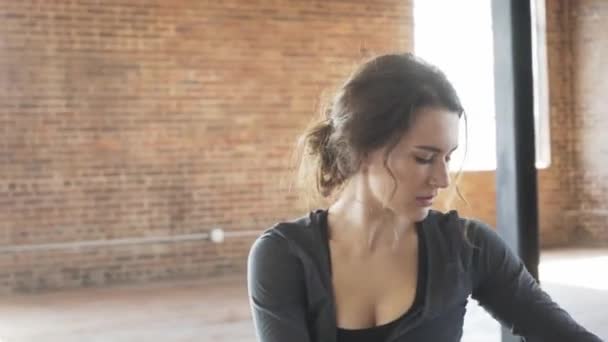 Atleta Femenina Realizando Ejercicios Centrales Esterilla Yoga — Vídeo de stock