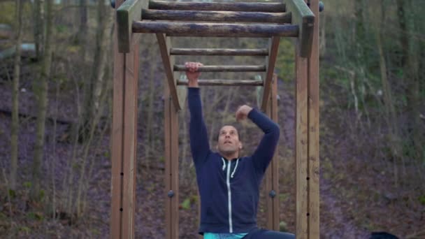 Knappe Zwarte Volwassen Man Die Buiten Traint Een Horizontale Ladder — Stockvideo