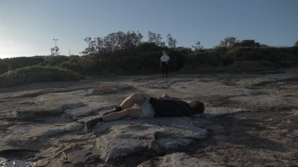 Lékařská Ambulance Důstojník Rychle Reagovat Zraněného Muže Clovelly Cliff Sydney — Stock video