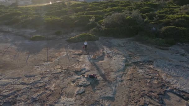 Άνδρας Τραυματισμένο Γόνατο Ξαπλωμένος Clovelly Cliffs Αναμονή Για Ασθενοφόρο Officer — Αρχείο Βίντεο