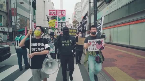 Hongkong Proteste Solidarisieren Sich Mit Demonstranten Die Mit Plakaten Fahnen — Stockvideo