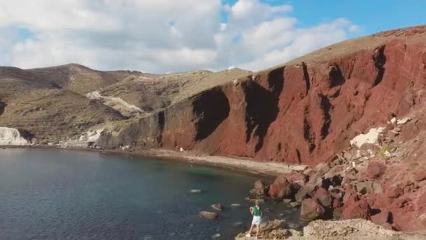 Drone Vista Aérea Bela Praia Vermelha Santorini — Vídeo de Stock