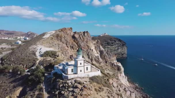 Drohnenaufnahme Des Schönen Leuchtturms Santorin Griechenland Blauer Himmel Mit Wolken — Stockvideo
