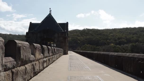 Edifício Histórico Localizado Topo Parede Barragem Barragem Catarata Sydney Austrália — Vídeo de Stock