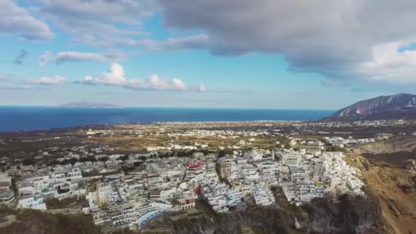 Santorini Fira Şehrinin Caldera Kayalıkları Üzerindeki Yakın Hava Aracı Görüntüsü — Stok video