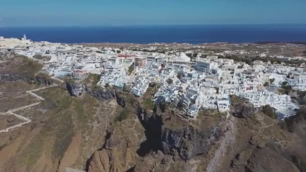 4K近い空中ドローンビデオのSantorini Fira町以上のカルデラ崖 — ストック動画