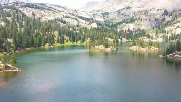 Aerial Drone Reveal Beautiful Rocky Mountain Lake Tiszta Kék Víz — Stock videók