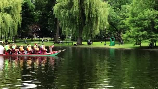 波士顿天鹅号船在波士顿公共花园池塘经过 — 图库视频影像