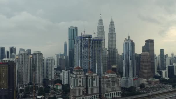 Kuala Lumpur Skyline Cidade Petronas Torres Arranha Céus Nublado Malásia — Vídeo de Stock