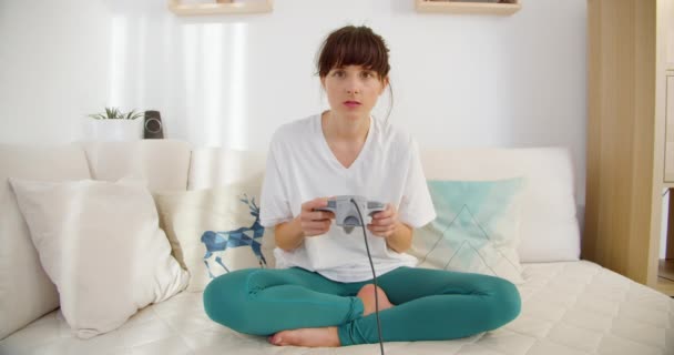 Esmer Kız Video Oyunu Oynuyor — Stok video