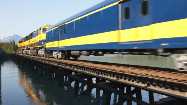 Ferrocarril Alaska Tren Que Pasa Puente Ferroviario Sobre Agua Laguna — Vídeos de Stock