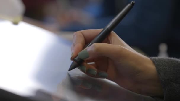 Nahaufnahme Weiblicher Zeichnung Mit Grafik Tablet Und Stift — Stockvideo