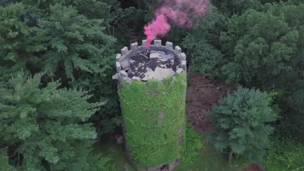 Vue Aérienne Une Personne Debout Sur Une Tour Brique Dans — Video