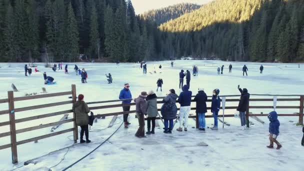 Gente Pasa Ocio Lago Rojo Congelado Rumania Una Soleada Mañana — Vídeos de Stock