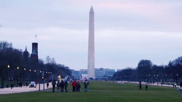 トランプ抗議2021夕暮れ近くのワシントン記念碑 — ストック動画