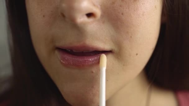 Junge Frau Die Lipgloss Auf Ihre Lippen Aufträgt Lip Gloss — Stockvideo