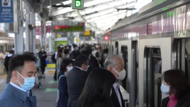 日本东京火车站 乘客头戴防护面罩上下列车 — 图库视频影像