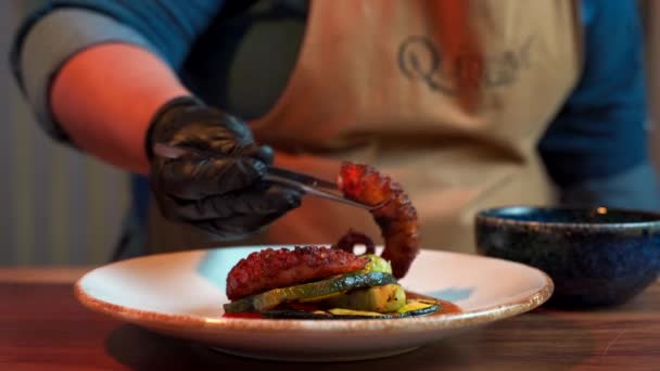 Chef Montaje Pulpo Placa Mediterránea Con Guantes — Vídeos de Stock