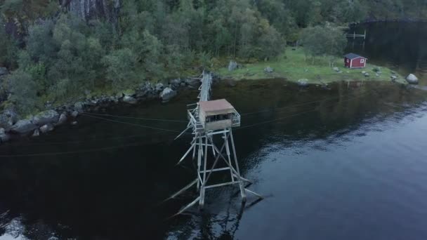 湖の真ん中にある古いサケ釣り小屋の上に空中撮影 Laksegilje ノルウェー — ストック動画