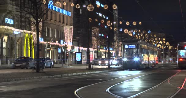 Πόλη Στο Κέντρο Χριστουγεννιάτικα Στολίδια Xmas Κλίμα Τραμ Που Διέρχεται — Αρχείο Βίντεο