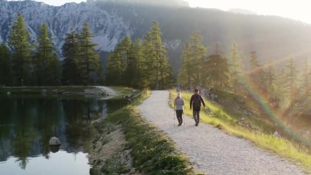 Pár Túrázás Ösvény Mentén Hegyen Petzen Fákkal Körülvéve Légi Felvétel — Stock videók