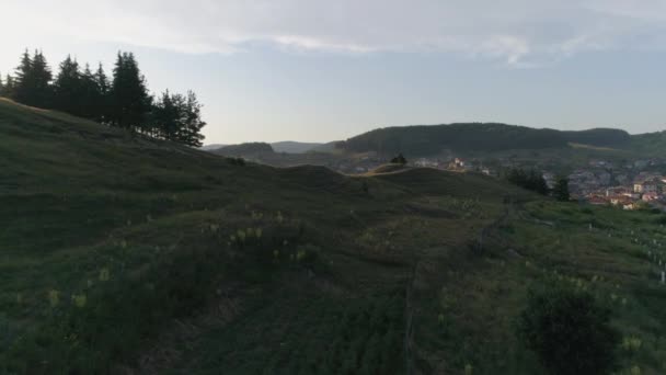 Aérial Voler Près Une Colline Derrière Laquelle Soleil Lève Petit — Video