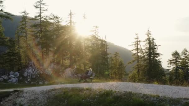 Turistika Pár Sedí Lavičce Blízkosti Stezky Hoře Petzen Slunečními Paprsky — Stock video