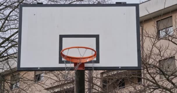 Trage Beweging Van Een Ketting Van Een Basketbalring Die Beweegt — Stockvideo