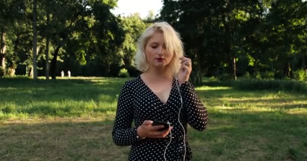 Drömmande Söt Flicka Lyssnar Musik Parken — Stockvideo