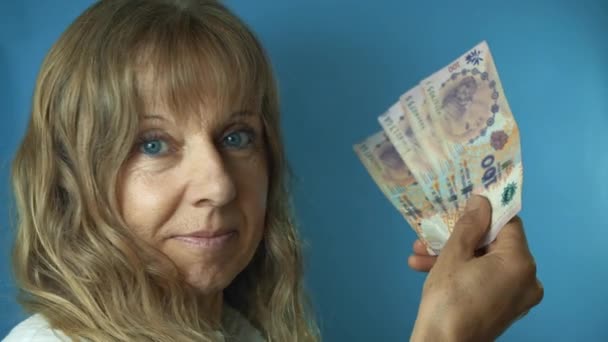 Femme Blonde Soupire Secoue Tête Tout Montrant Quatre 100 Billets — Video