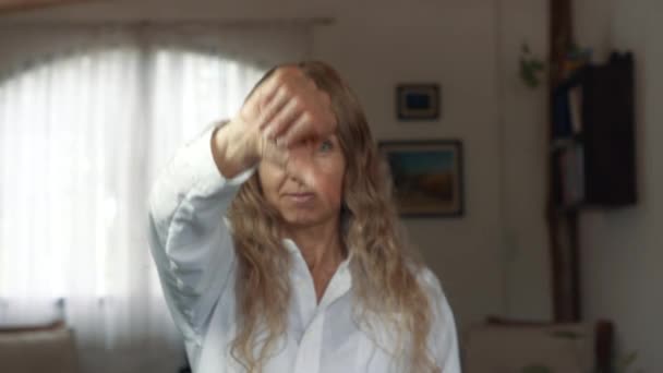 Femme Blonde Pointant Son Pouce Vers Bas Dans Son Salon — Video