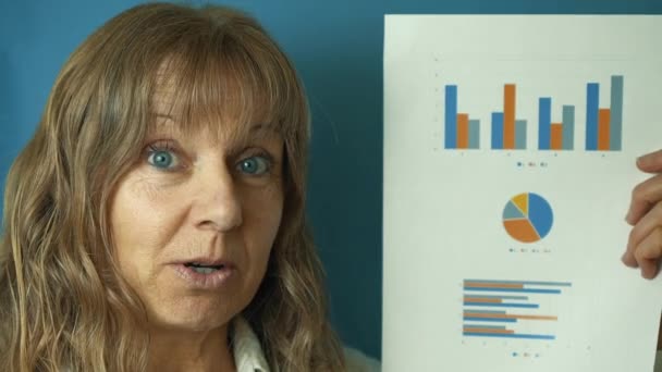 Женщина Объясняющая Камере Диаграммы Замедленной Съемке — стоковое видео