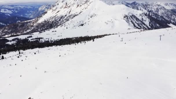 空中轨道拍摄 一个人独自在雪坡上滑雪板上在山上 Covid 19在全世界的大流行病 — 图库视频影像