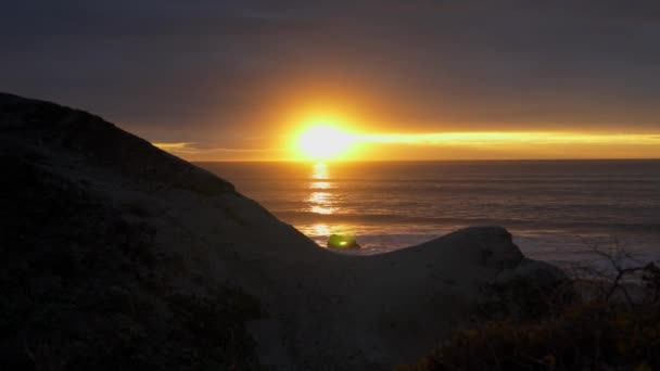Mooie Zonsondergang Bij Kliffen Half Moon Bay Californië Dicht Bij — Stockvideo