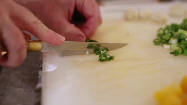 Close Woman Cutting Chili Pepper Pomalý Pohyb — Stock video